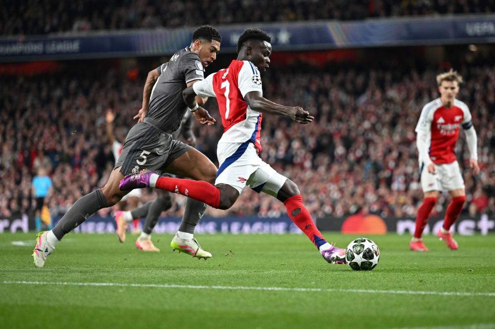 哈登的成就有一半是打控卫获得的，同样无冠，排名不如艾弗森.